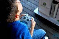 chłopiec gra na Xbox 360